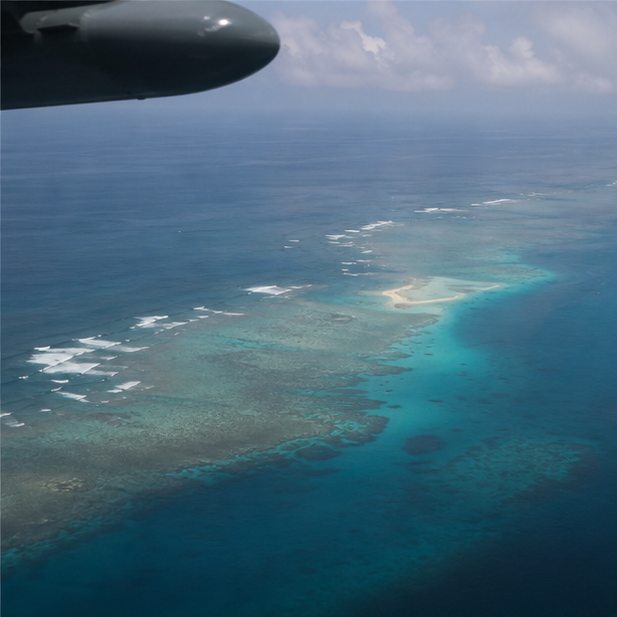 上空から見た南シナ海の浅瀬と礁湖